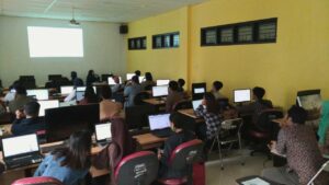 Mahasiswa mengikuti pengenalan dan pelatihan pengiriman naskah ilmiah melalui Open Journal Systems (OJS), di Laboratorium Komputer, Gedung Program Studi Fotografi, Fakultas Seni Media Rekam (FSMR), Institut Seni Indonesia (ISI) Yogyakarta, Rabu(30/01). Pelatihan tersebut mengajarkan mahasiswa tentang angkah-langkah pengiriman naskah sesuai dengan format yang dipakai oleh Specta:Journal of Photography, arts, and media. (Red.)