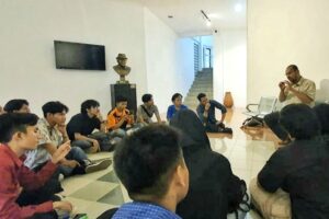 Ketua Jurusan Fotografi, Dr. Irwandi, M.Sn, berkoordinasi dengan para mahasiswa yang terlibat dalam kegiatan pengarsipan dan revitalisasi karya foto koleksi di Gedung Program Studi (Prodi) Fotografi, pada Rabu (29/1/2020). Pengarsipan karya-karya foto tersebut dimaksudkaan untuk memperbaharui data, memperbaiki karya, serta memaksimalkan kapasitas ruang penyimpanan agar karya koleksi yang disimpan dapat terjaga kualitasnya. (Red)