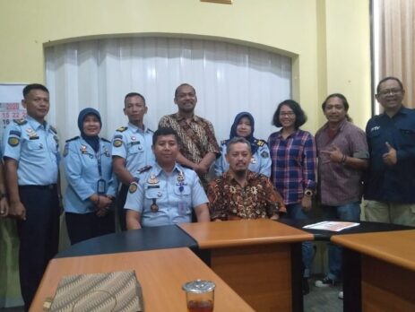 Para Pimpinan di lingkungan FSMR ISI Yogyakarta berfoto bersama dengan pegawai lingkungan Rumah Tahanan Negara Kelas IIB Bantul, Yogyakarta di ruang rapat Dekanat, lantai 2 Gedung FSMR (04/03/2020)